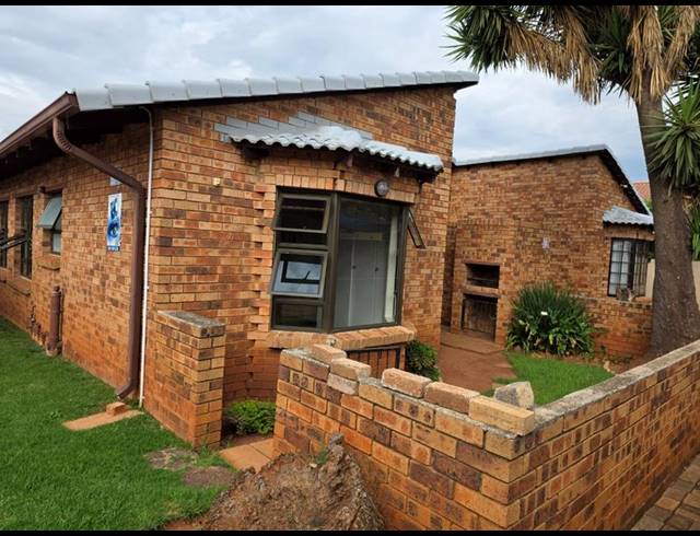 3 BEDROOM TOWNHOUSE FOR SALE IN NOORDHEUWEL